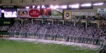 優勝決定の瞬間、スタンドから真っ白な紙テープが