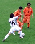 ボールを奪い合う両チームの選手たち