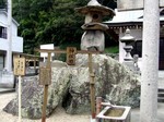 ふもとにある神依岩。放射線が飛び交うらしい?