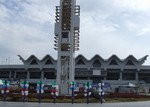 開幕へ向けて設営中のスタジアム正面