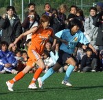 相手選手と競り合う里田まい