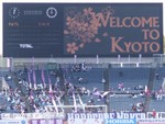単色の電光掲示板に「WELCOME TO KYOTO」