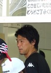 サポーターの写真撮影に応じる西澤選手