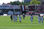 試合終了後の挨拶に向かう選手たち