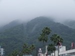 霧にかすむ眉山