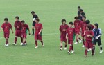 試合後の挨拶に向かうカンピオーネの選手たち