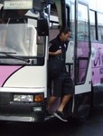 バスを降りるMF石田