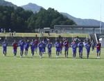 試合後の挨拶に向かう選手たち