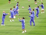 試合前のピッチ内アップ