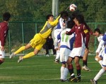 パンチングでクリアするGK佐野