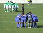 円陣を組む両チームの選手たち