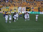 試合終了後、挨拶に向かう選手たち