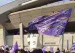スタジアム内からは「共に闘う」の幕が