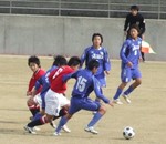 浦和の選手と競り合うヴォルティスMF倍味