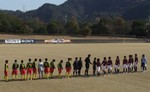試合後の挨拶をする両チーム選手