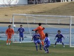 攻め込むコンプリールと守る東レ