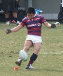 ゴールキックを決めるSO重光