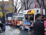 入場列の横には飲食店のブースが並ぶ