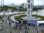 ドゥンビアのサイン会の行列