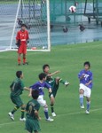 大きくクリアするリベリモのDF選手
