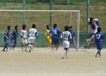 砂埃を舞い上がらせながら戦う両チーム