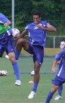 ゴール前で競り合うFWソウザ