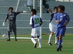 指示を出すユースのGK津司