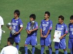 トロフィーを手にする選手たち