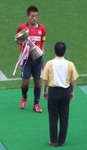 優勝トロフィー返還