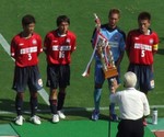トロフィーを受け取ったGK山口