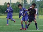 相手とポジションを取り合うMF佐野