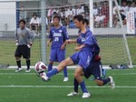 ボールをコントロールするMF西岡田
