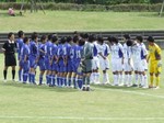 試合前に整列する両チーム