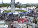 スタジアム正面広場の人だかり