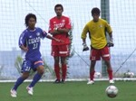シュート練習をするFW岡本