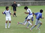 中盤でのボールの奪い合い