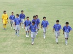 試合後、挨拶に向かう川内中の選手たち