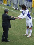 表彰状を受け取るヴォルティスFW西岡