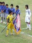 優勝旗を手にするヴォルティスGK三好