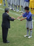 表彰状を受け取る川内中のキャプテン