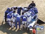 試合前に円陣を組む選手とスタッフ