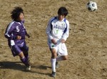 ハイボールを競り合うFW岡