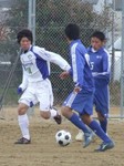 城ノ内の攻撃を防ぐDF大西