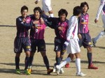 同点ゴールの永井と祝福するチームメイト