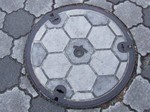 サッカーボール模様のマンホール