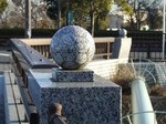 橋の欄干にもサッカーボール