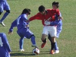 挟んで球を奪うMF尾形とDF喜多