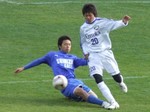 プレスに負けずクリアするDF渡邊