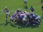 スクラムから球を出す東京