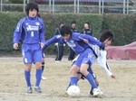 中盤でのボールの奪い合い